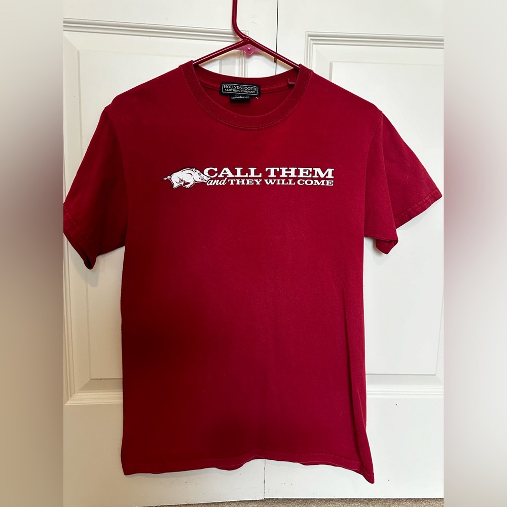 Arkansas Razorback T-shirt. Size small. Great condition.